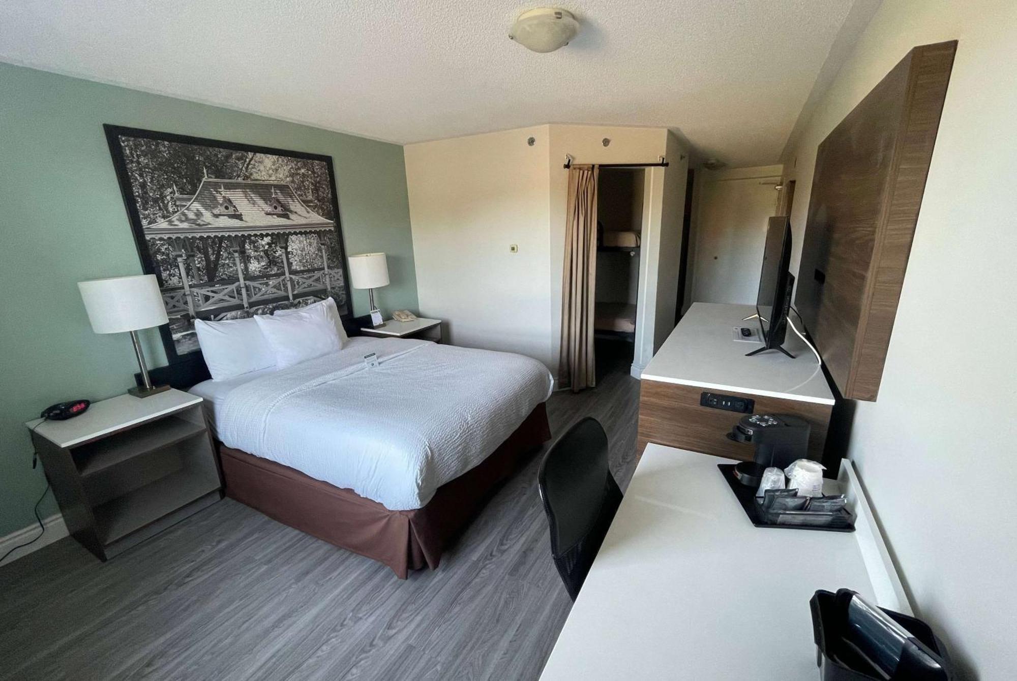 Super 8 By Wyndham Peterborough Hotel Eksteriør billede