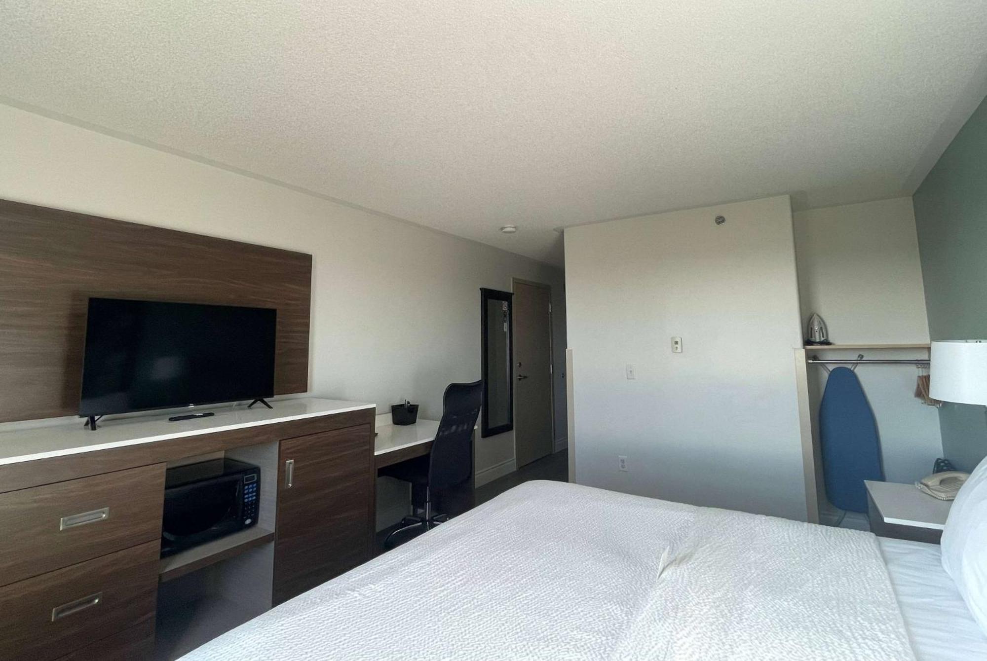 Super 8 By Wyndham Peterborough Hotel Eksteriør billede