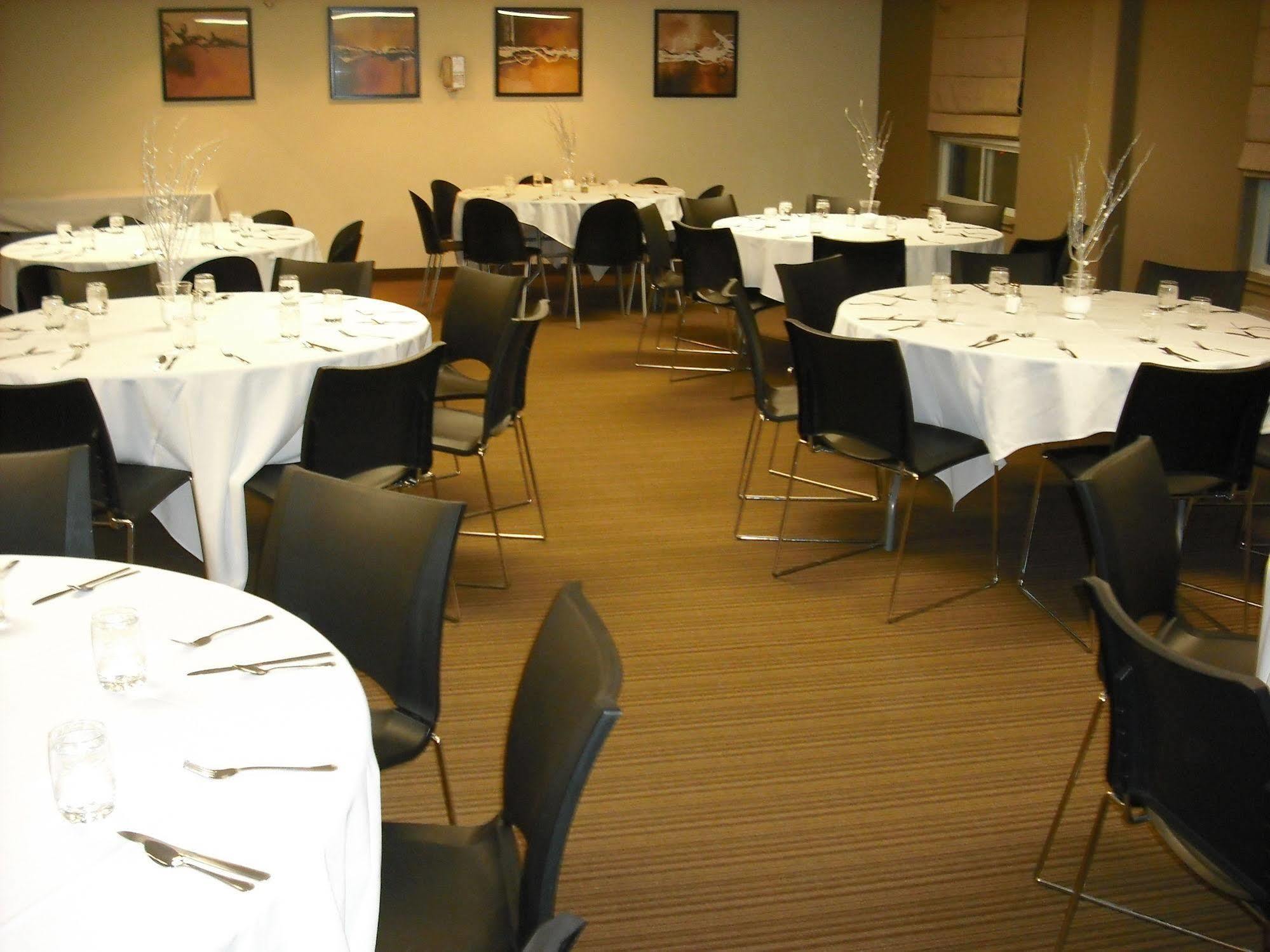 Super 8 By Wyndham Peterborough Hotel Eksteriør billede