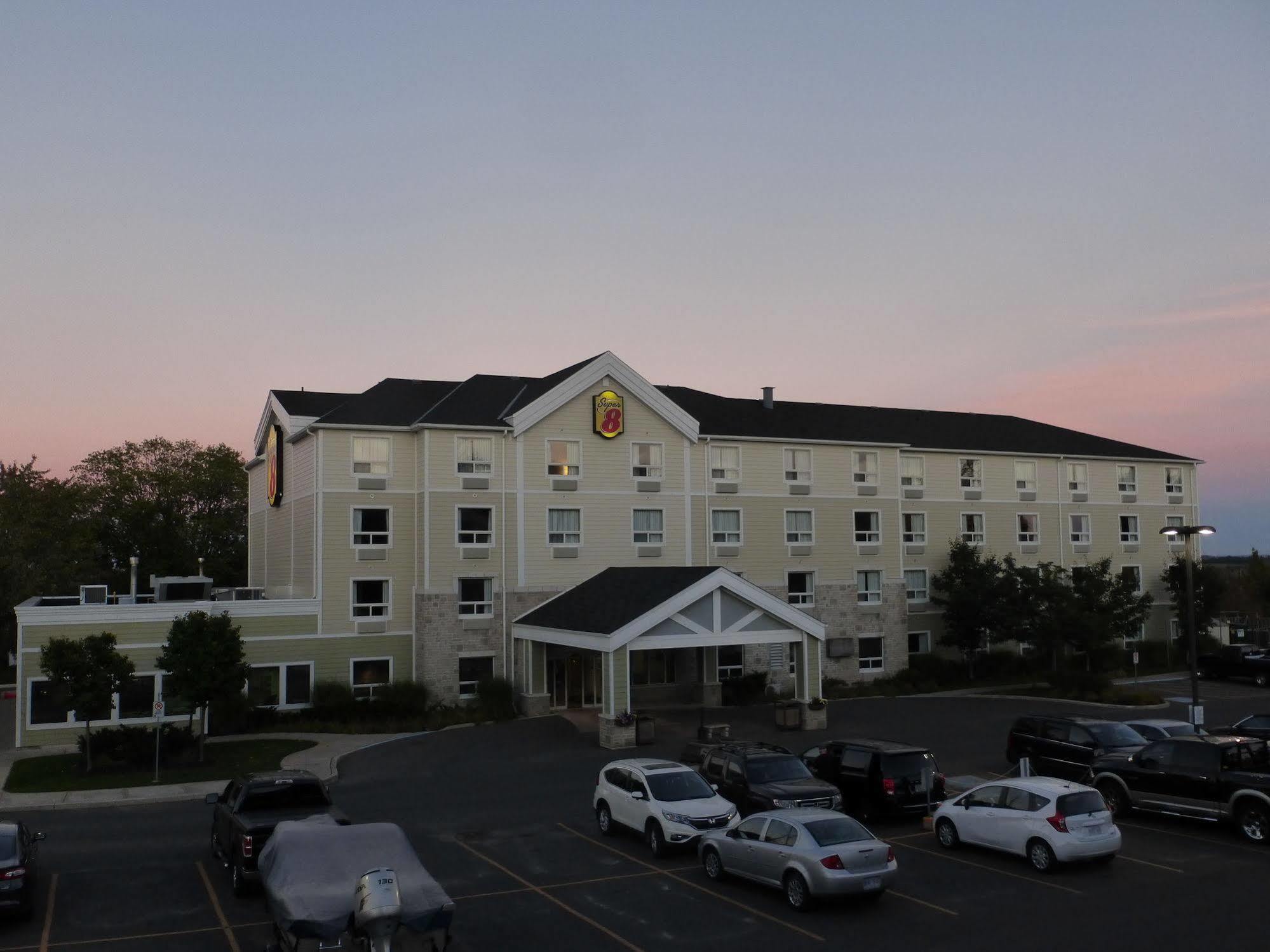 Super 8 By Wyndham Peterborough Hotel Eksteriør billede