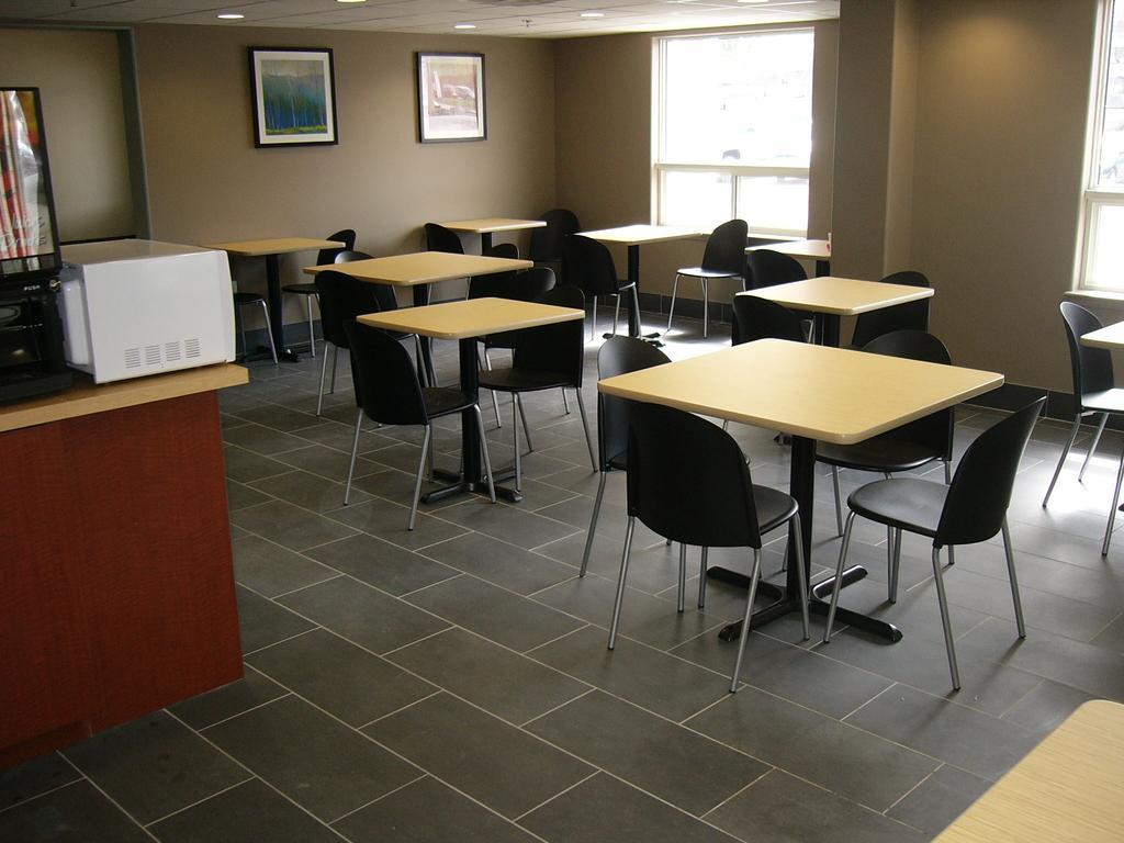 Super 8 By Wyndham Peterborough Hotel Eksteriør billede